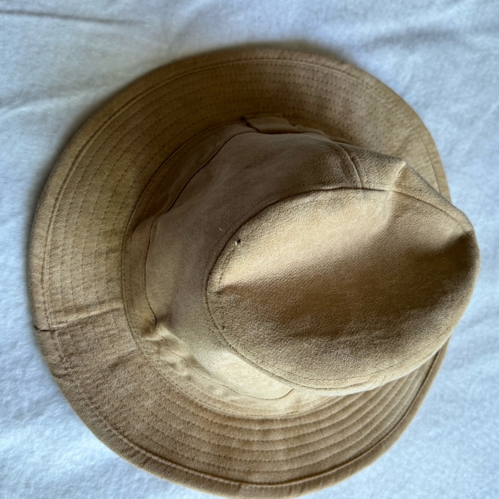 Brand new never wornThis cool tan colored  fedora will have all heads turning .